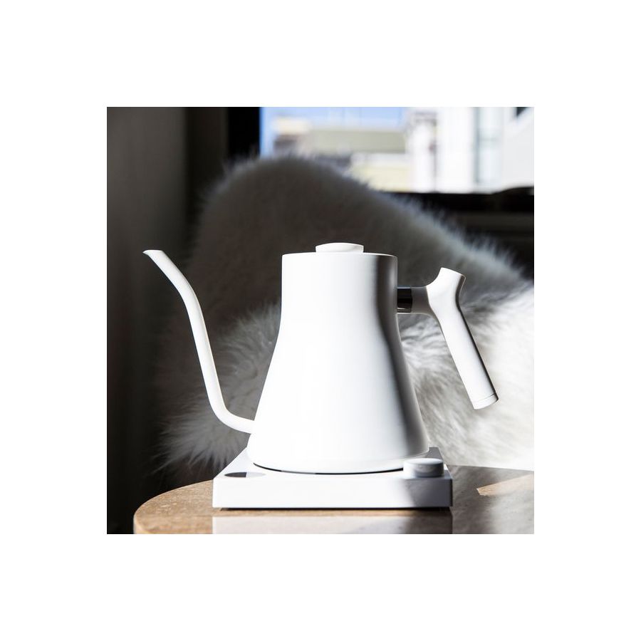 Fellow Stagg EKG 0,9L električni kuhalnik bele barve