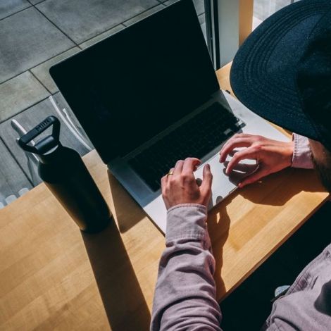 MiiR Steklenička z ozkim ustjem 680ml - črna