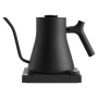 Novi elegantni čajnik Fellow Stagg EKG PRO  z nastavljivo temperaturo, štoparico in ozkim izlivom za natančno nalivanje. Prostornina 0,9 l. Barva: črna.