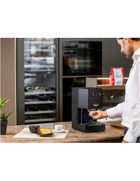 Vzvodni kavni aparat GAGGIA Classic EVO E24, črn