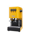 Gaggia Classic EVO v rumeni barvije idealna izbira za vse, ki želijo doma uživati v popolnem italijanskem espressu. Ta aparat za kavo je izdelan v Italiji in ponuja vrhunsko kakovost, strokovno natančnost in zanesljivo dolgoročno delovanje.