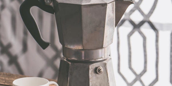 Priprava kave v lončku moka