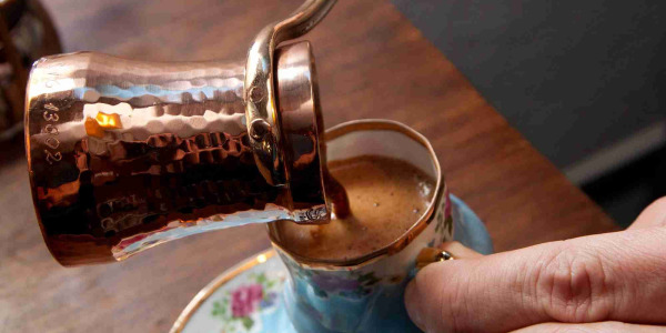 Priprava kave v lončku za kavo