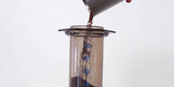 Priprava kave v aparatu Aeropress