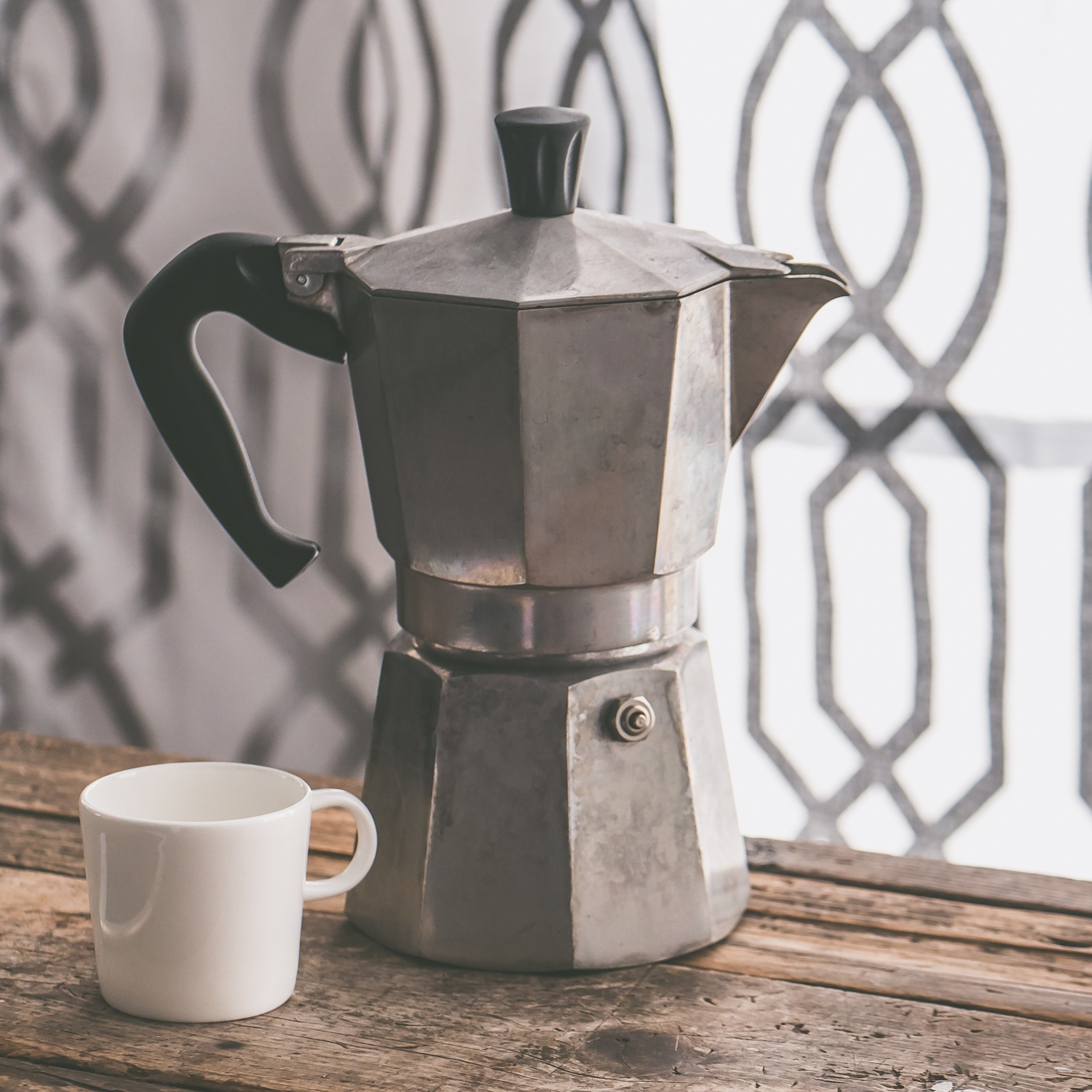 Priprava kave v lončku moka