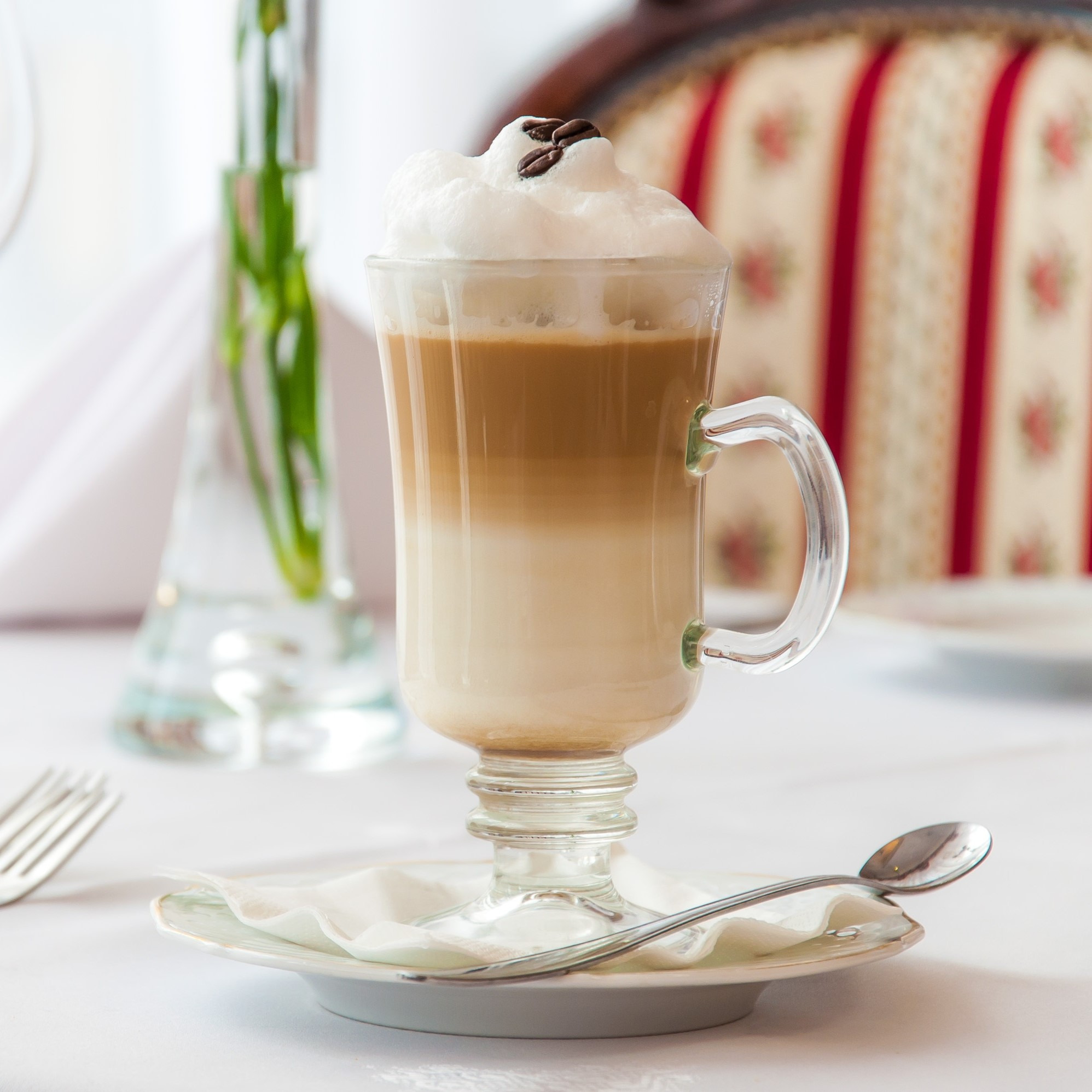 Priprava kave latte macchiato